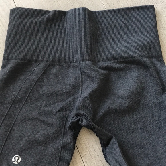 Lululemon Flow Crop Black Size 2 - Picture 6 of 7